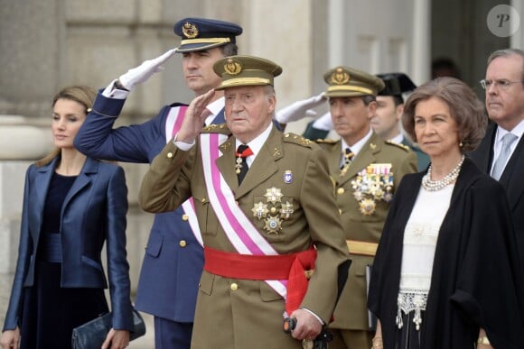 Secondé par la reine Sofia, le prince Felipe et la princesse Letizia, le roi Juan Carlos Ier d'Espagne célébrait le 6 janvier 2014 à Madrid la Pâque militaire, dans un contexte de crise de confiance aggravée vis-à-vis de la monarchie.