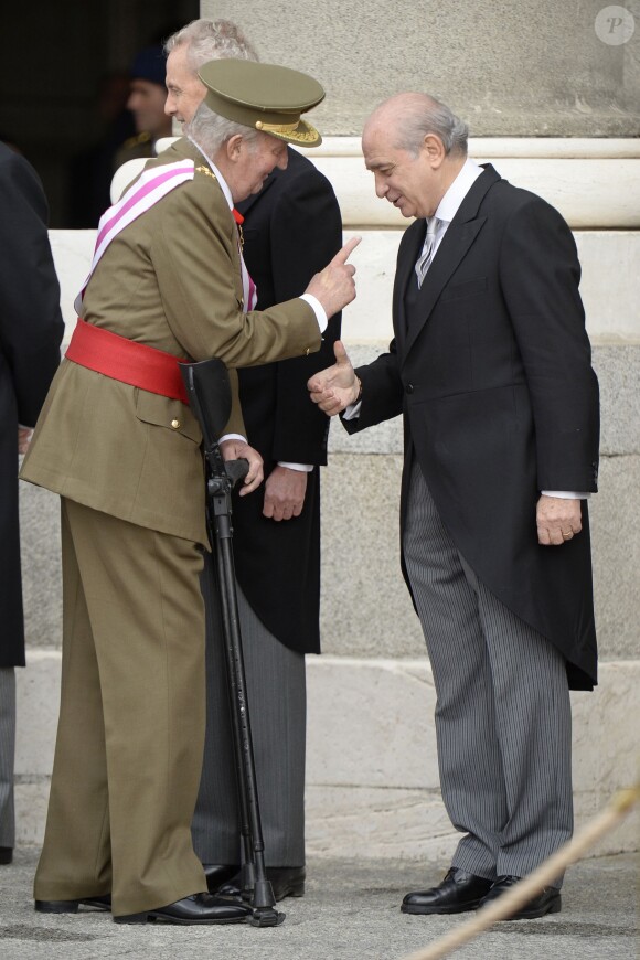 Secondé par la reine Sofia, le prince Felipe et la princesse Letizia, le roi Juan Carlos Ier d'Espagne célébrait le 6 janvier 2014 à Madrid la Pâque militaire, dans un contexte de crise de confiance aggravée vis-à-vis de la monarchie.