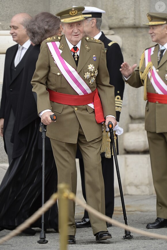 Secondé par la reine Sofia, le prince Felipe et la princesse Letizia, le roi Juan Carlos Ier d'Espagne célébrait le 6 janvier 2014 à Madrid la Pâque militaire, dans un contexte de crise de confiance aggravée vis-à-vis de la monarchie.
