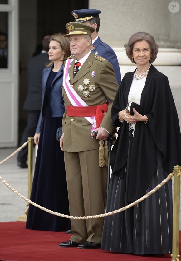 Secondé par la reine Sofia, le prince Felipe et la princesse Letizia, le roi Juan Carlos Ier d'Espagne célébrait le 6 janvier 2014 à Madrid la Pâque militaire, dans un contexte de crise de confiance aggravée vis-à-vis de la monarchie.