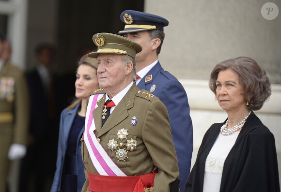 Secondé par la reine Sofia, le prince Felipe et la princesse Letizia, le roi Juan Carlos Ier d'Espagne célébrait le 6 janvier 2014 à Madrid la Pâque militaire, dans un contexte de crise de confiance aggravée vis-à-vis de la monarchie.