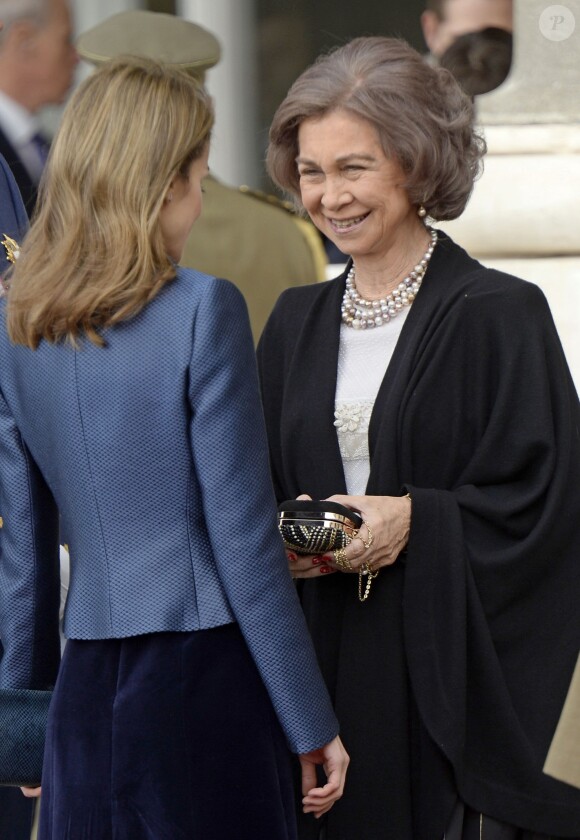 Secondé par la reine Sofia, le prince Felipe et la princesse Letizia, le roi Juan Carlos Ier d'Espagne célébrait le 6 janvier 2014 à Madrid la Pâque militaire, dans un contexte de crise de confiance aggravée vis-à-vis de la monarchie.