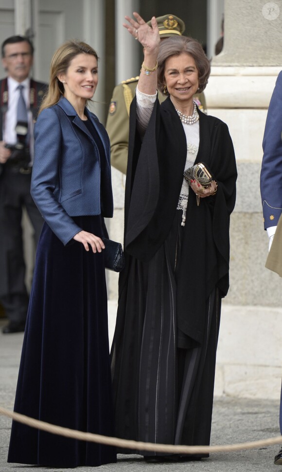 La reine Sofia et la princesse Letizia d'Espagne le 6 janvier 2014 à Madrid lors de la célébration de la Pâque militaire, dans un contexte de crise de confiance aggravée vis-à-vis de la monarchie.