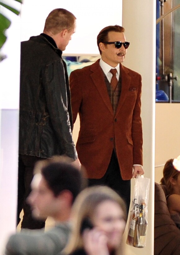 Johnny Depp dans un look rétro de dandy avec des moustaches étonnantes pour le tournage de Mortdecai à Los Angeles, le 6 janvier 2013.