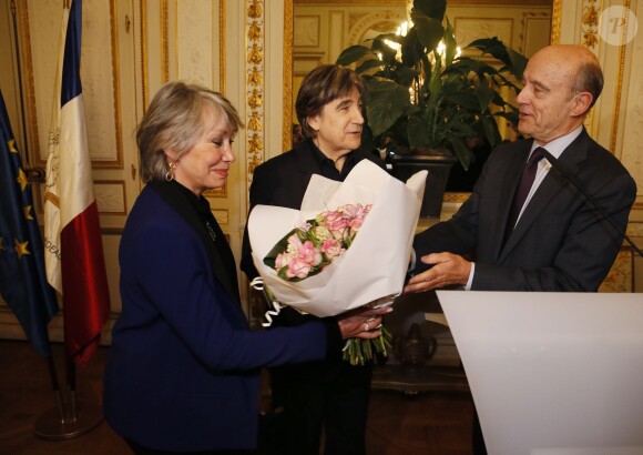 Le chanteur Serge Lama (70 ans) reçoit une médaille à titre posthume en l'honneur de son père dans sa ville natale de Bordeaux des mains du maire Alain Juppé et devant sa femme Michèle, le 6 janvier 2014.
