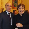 Le chanteur Serge Lama reçoit une médaille à titre posthume en l'honneur de son père dans sa ville de Bordeaux des mains du maire Alain Juppé et devant sa femme Michèle, le 6 janvier 2014.