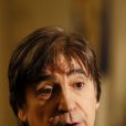 Le chanteur Serge Lama reçoit une médaille à titre posthume en l'honneur de son père dans sa ville natale de Bordeaux des mains du maire Alain Juppé et devant sa femme Michèle, le 6 janvier 2014.