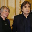 Le chanteur Serge Lama reçoit une médaille à titre posthume en l'honneur de son père dans sa ville natale de Bordeaux des mains du maire Alain Juppé et devant sa femme Michèle, le 6 janvier 2014.