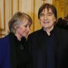 Le chanteur Serge Lama reçoit une médaille à titre posthume en l'honneur de son père dans sa ville natale de Bordeaux des mains du maire Alain Juppé et devant sa femme Michèle, le 6 janvier 2014.