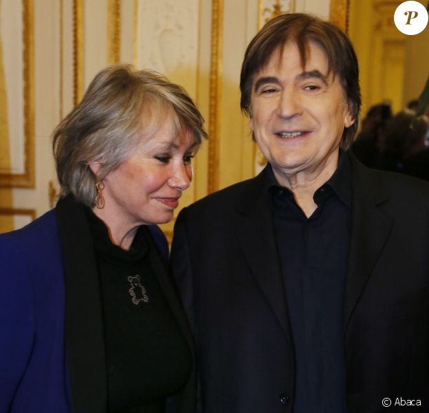 Le chanteur Serge Lama reçoit une médaille à titre posthume en l'honneur de son père dans sa ville natale de Bordeaux des mains du maire Alain Juppé et devant sa femme Michèle, le 6 janvier 2014.