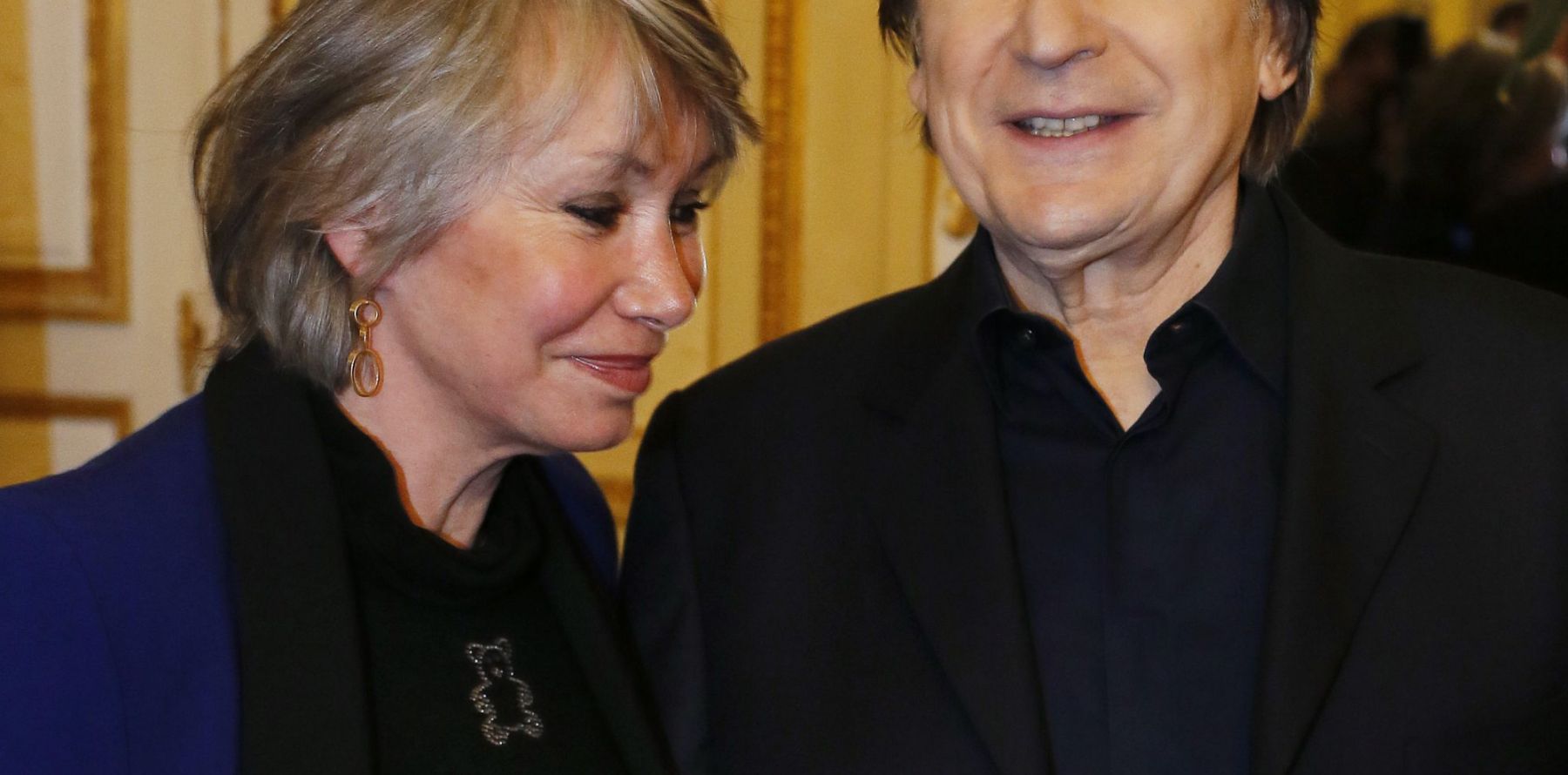 Serge Lama : Médaillé en hommage à son père devant sa femme Michèle