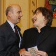 Serge Lama reçoit une médaille à titre posthume en l'honneur de son père dans sa ville natale de Bordeaux des mains du maire Alain Juppé et devant sa femme Michèle, le 6 janvier 2014.