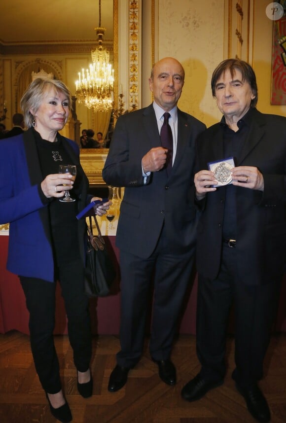 Serge Lama (70 ans) reçoit une médaille à titre posthume en l'honneur de son père dans sa ville natale de Bordeaux des mains du maire Alain Juppé et devant sa femme Michèle, le 6 janvier 2014.