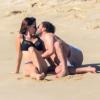 Johnny Galecki de The Big Bang Theory et sa compagne Kelli Garner très amoureux sur la plage à Los Cabos, en vacances romantiques, le 6 janvier 2014.