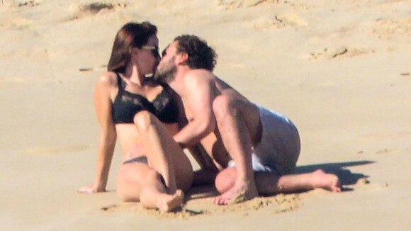 Johnny Galecki (The Big Bang Theory) et Kelli Garner : Fous d'amour sur la plage