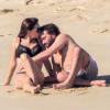 Johnny Galecki de The Big Bang Theory et sa compagne Kelli Garner très amoureux sur la plage à Los Cabos, en vacances romantiques, le 6 janvier 2014.