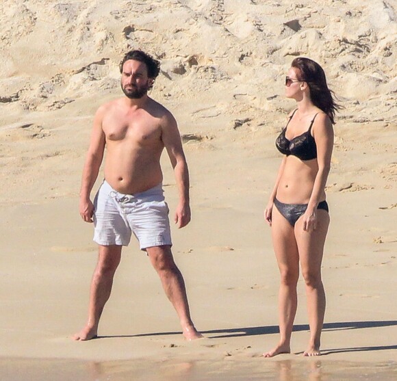Johnny Galecki de The Big Bang Theory et Kelli Garner sur la plage à Los Cabos, en vacances romantiques, le 6 janvier 2014.