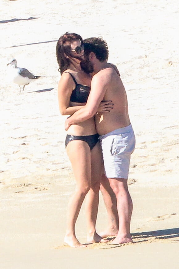Johnny Galecki de The Big Bang Theory et sa compagne Kelli Garner, fous d'amour, sur la plage à Los Cabos, en vacances romantiques, le 6 janvier 2014.