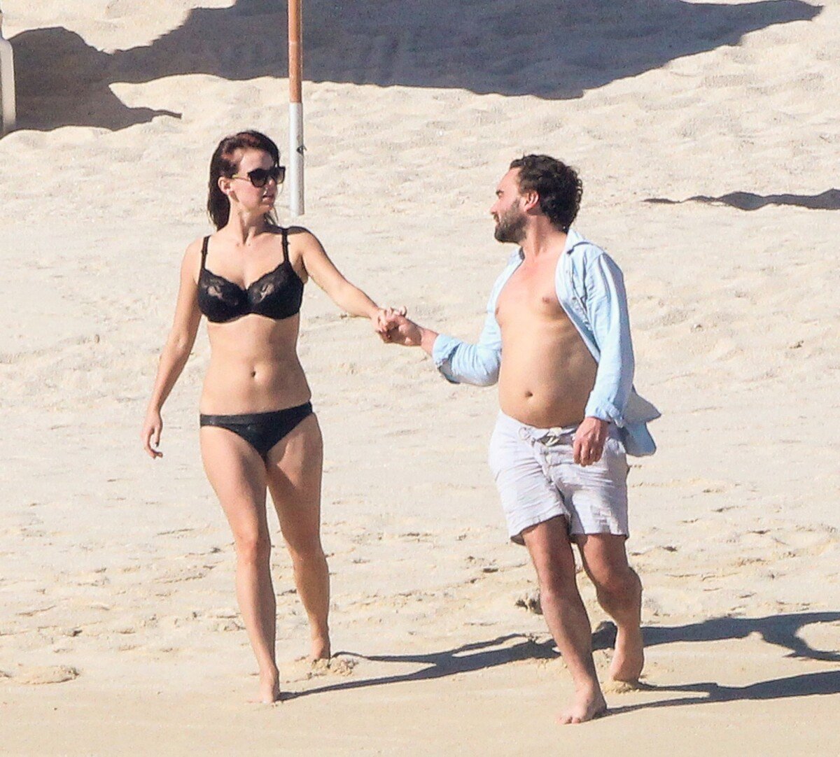 Photo : Johnny Galecki de The Big Bang Theory et sa compagne Kelli Garner  main dans la main sur la plage à Los Cabos, en vacances romantiques, le 6  janvier 2014. - Purepeople