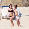 Johnny Galecki de The Big Bang Theory et sa compagne Kelli Garner sur la plage à Los Cabos, en vacances romantiques, le 6 janvier 2014.