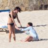 Un petit coup de main bienvenu, Kelly le tire vraiment vers le haut... Johnny Galecki de The Big Bang Theory et sa compagne Kelli Garner sur la plage à Los Cabos, en vacances romantiques, le 6 janvier 2014.