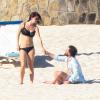 Un petit coup de main bienvenu, Kelly le tire vraiment vers le haut... Johnny Galecki de The Big Bang Theory et sa compagne Kelli Garner sur la plage à Los Cabos, en vacances romantiques, le 6 janvier 2014.