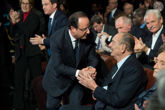 Jacques Chirac souriant et François Hollande, accompagnés de Bernadette Chirac et Valérie Trierweiler, au Musée du Quai Branly à Paris pour la remise du prix de la Fondation Chirac pour la prévention des conflits, le 21 novembre 2013.