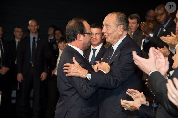 Jacques Chirac souriant et François Hollande, accompagnés de Bernadette Chirac et Valérie Trierweiler, au Musée du Quai Branly à Paris pour la remise du prix de la Fondation Chirac pour la prévention des conflits, le 21 novembre 2013.