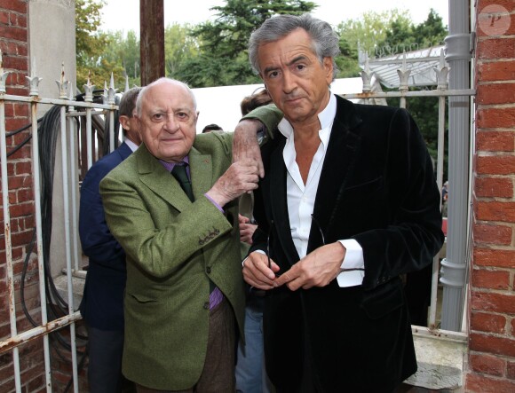 Exclusif - Bernard-Henry Lévy et Pierre Bergé au pèlerinage littéraire à la maison d'Émile Zola à Médan, le 6 octobre 2013.
