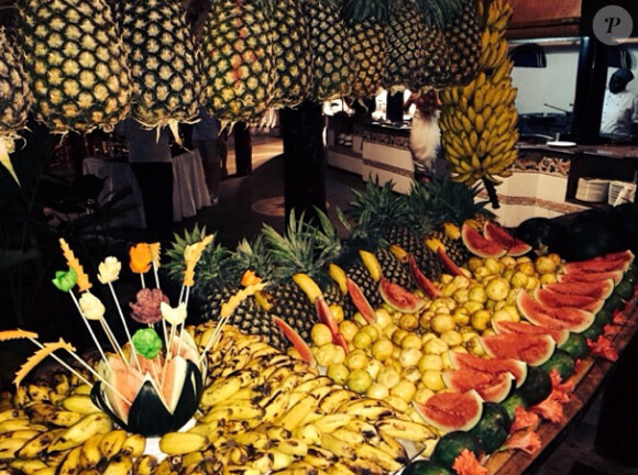 Laury Thilleman partage avec ses followers une photo du buffet de fruits de son lieu de vacances.