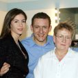  Dany Boon, sa femme Yael et sa mère Danièle, à l'Olympia, le 1er décembre 2004. 
  