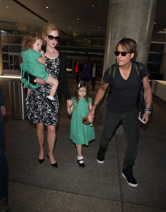 Nicole Kidman, son mari Keith Urban et leurs filles Sunday et Faith a l'aéroport de Los Angeles, le 2 janvier 2014.