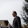 Le président Francois Hollande en visite sur la base aérienne de Creil le 8 janvier 2013. Le président fait la Une du magazine Closer ce 10 janvier, qui révèle une idylle supposée avec la comédienne Julie Gayet