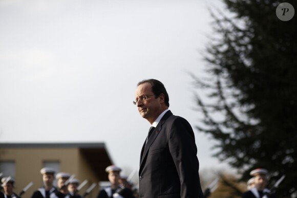 Le président Francois Hollande en visite sur la base aérienne de Creil le 8 janvier 2013. Le président fait la Une du magazine Closer ce 10 janvier, qui révèle une idylle supposée avec la comédienne Julie Gayet