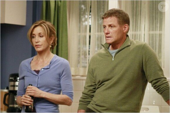 Doug Savant et Felicity Huffman dans Desperate Housewives.