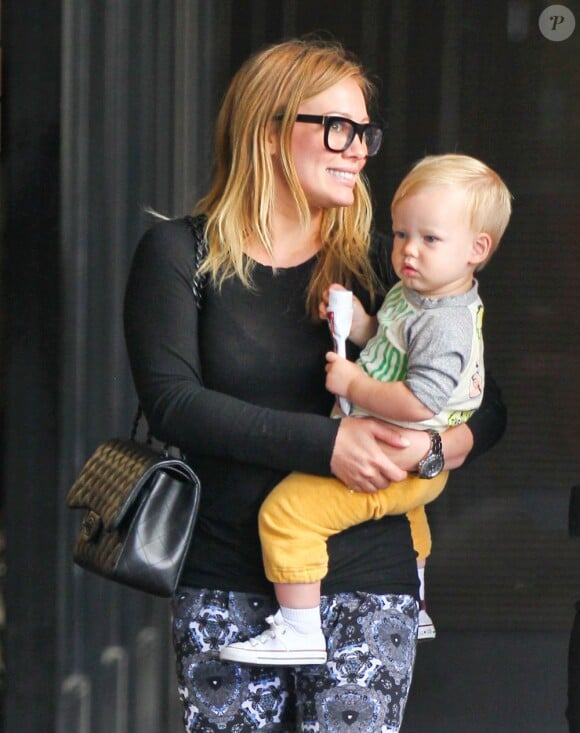 Hilary Duff et son fils Luca à Los Angeles, le 15 mai 2013.