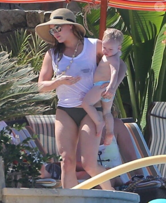 Exclusif - Hilary Duff, sa soeur Haylie Duff, son mari Mike Comrie et leur fils Luca en vacances à Cabo San Lucas, le 12 mai 2013.