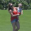 Exclusif - Hilary Duff joue avec son fils Luca en vacances à Cabo San Lucas, le 12 mai 2013.