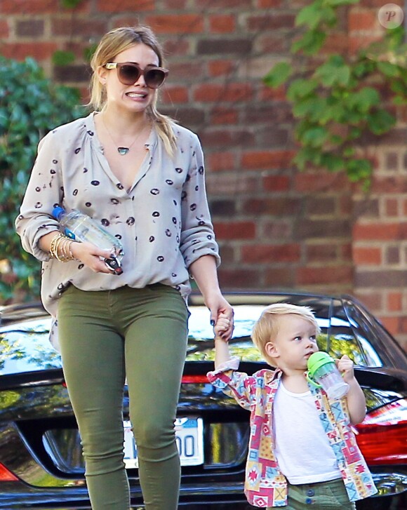 Hilary Duff recupère son fils Luca Cruz Comrie à la sortie de son cours d'éveil à Beverly Hills, le 14 Novembre 2013.