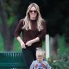 Hilary Duff et son fils Luca à Los Angeles, le 7 janvier 2014.