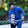 Mike Comrie et son fils Luca au parc à Beverly Hills, le 10 décembre 2013.