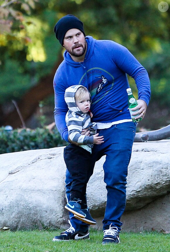 Mike Comrie et son fils Luca au parc à Beverly Hills, le 10 décembre 2013.