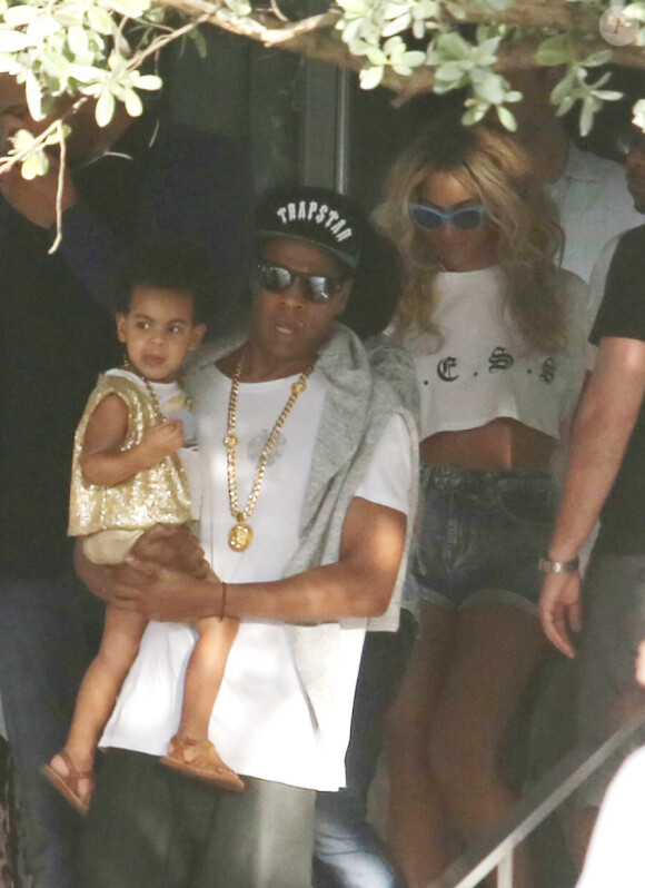Exclusif - La sublime Beyoncé et Jay Z à la sortie de leur hotel avec leur fille Blue Ivy à Miami, le 1er janvier 2014.