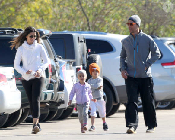 L'acteur Matthew McConaughey et son épouse Camila Alves font leur footing en famille, le jeudi 2 janvier 2014 à Malibu.