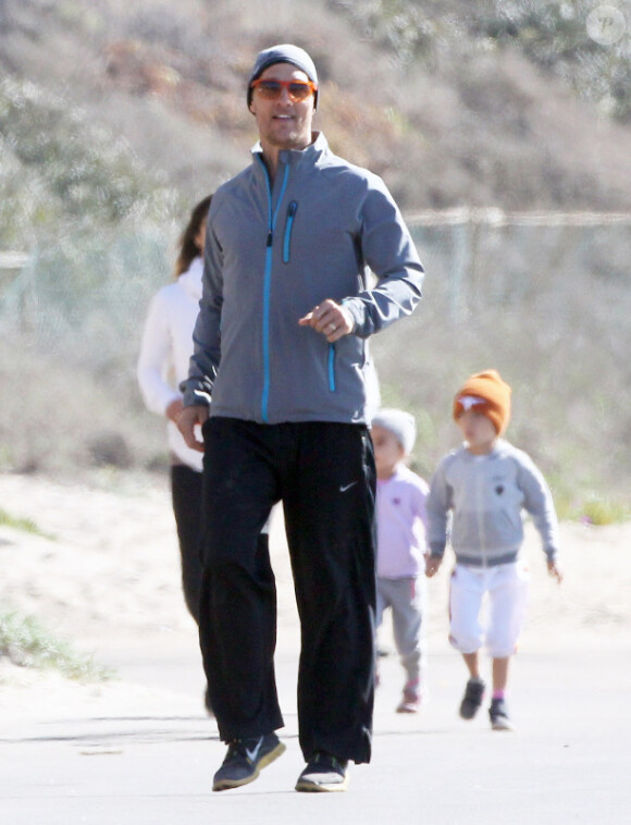 Matthew McConaughey fait son footing en famille, le jeudi 2 janvier 2014 à Malibu.