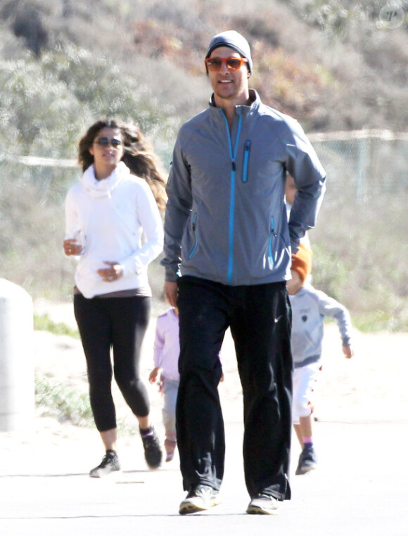 L'acteur Matthew McConaughey fait son footing en famille, le jeudi 2 janvier 2014 à Malibu.