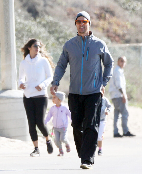 L'acteur Matthew McConaughey fait son footing en famille, le jeudi 2 janvier 2014 à Malibu.
