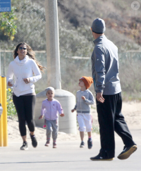 L'acteur Matthew McConaughey fait son footing en famille, le jeudi 2 janvier 2014 à Malibu.