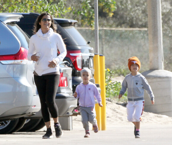 L'acteur Matthew McConaughey fait son footing en famille, le jeudi 2 janvier 2014 à Malibu.