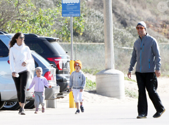 L'acteur Matthew McConaughey fait son footing en famille, le jeudi 2 janvier 2014 à Malibu.